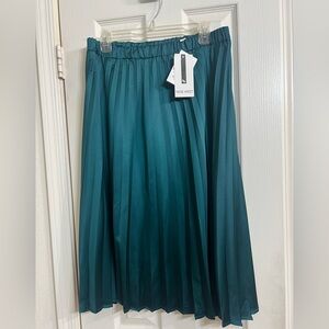 NWT Nine West Pleated pull on satin midi Skirt in Emerald green size M